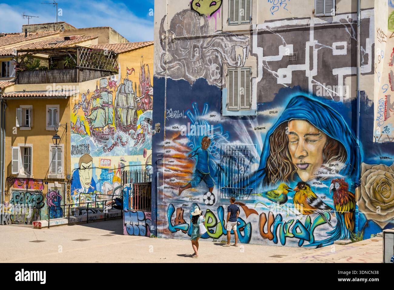 Francia, Bouches du Rhone, Marsiglia, distretto di Panier, Place du Refuge, murales e graffiti a Place du Refuge Foto Stock
