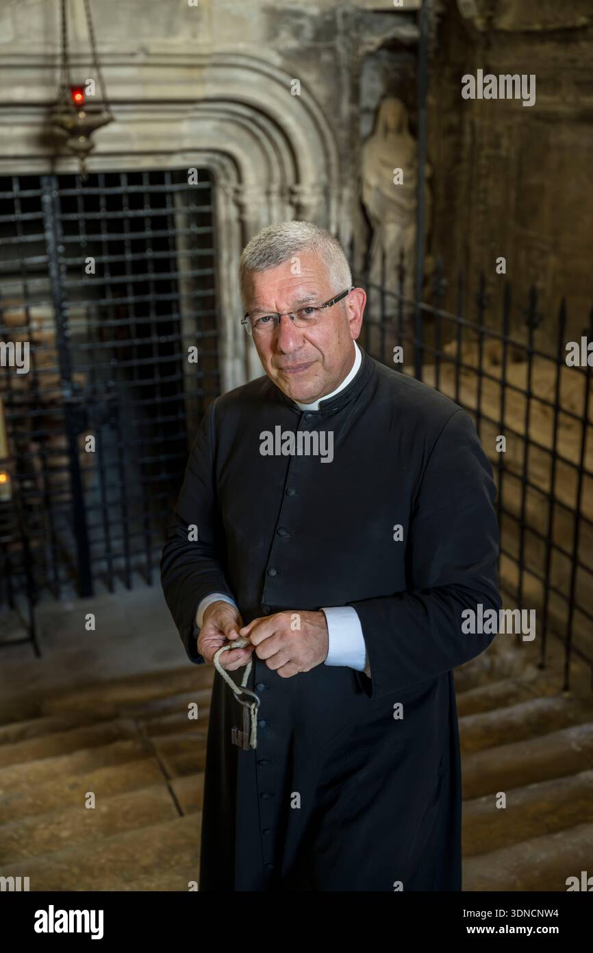 Francia, Bouches du Rhone, Tarascon, la chiesa reale collegiata di Sainte-Marthe costruita nei secoli XI e XII, padre Michel Savalli responsabile della chiesa Foto Stock