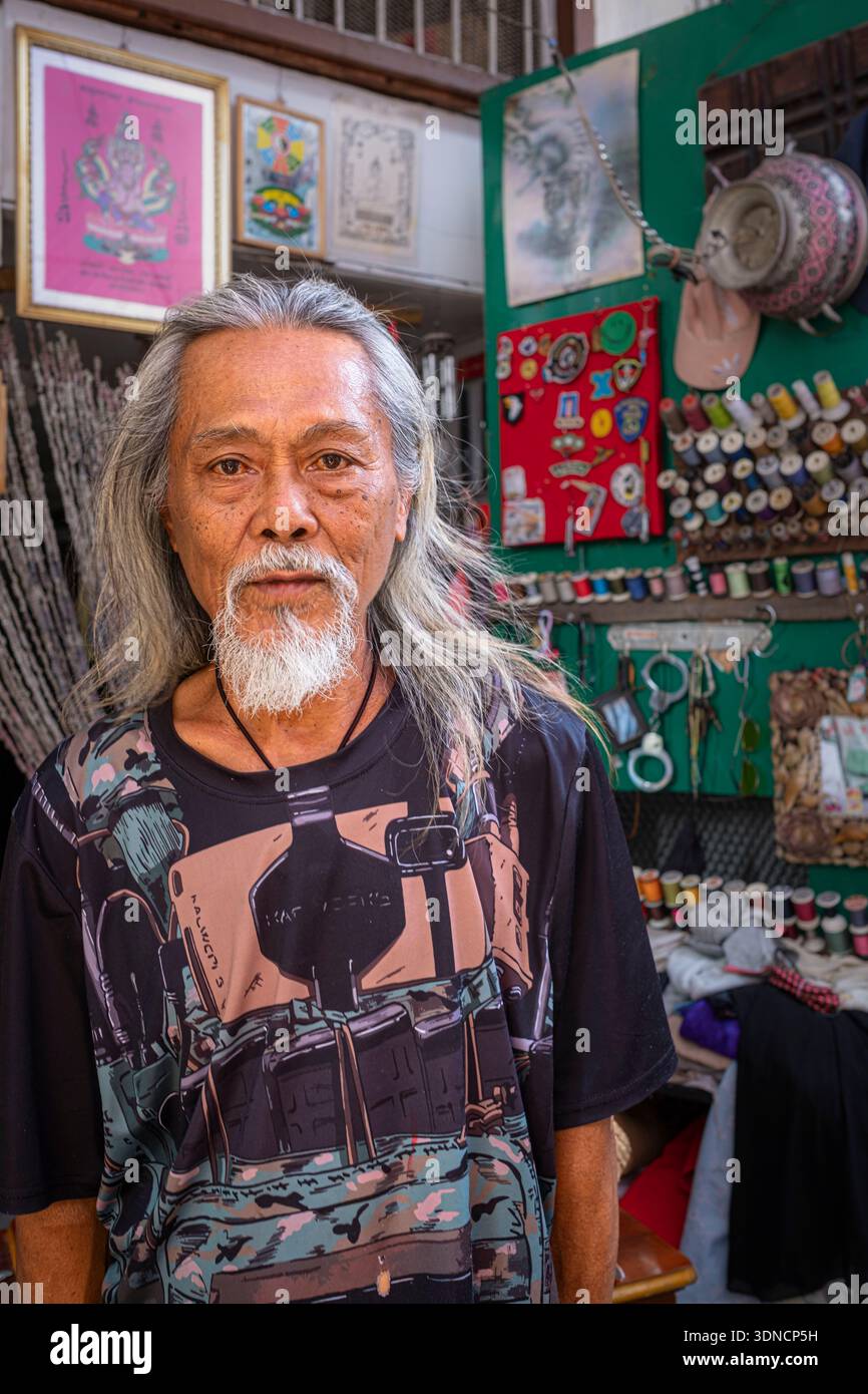 Thailandia, Ubon Ratchathani, ritratto di un sarto nella città vecchia Foto Stock