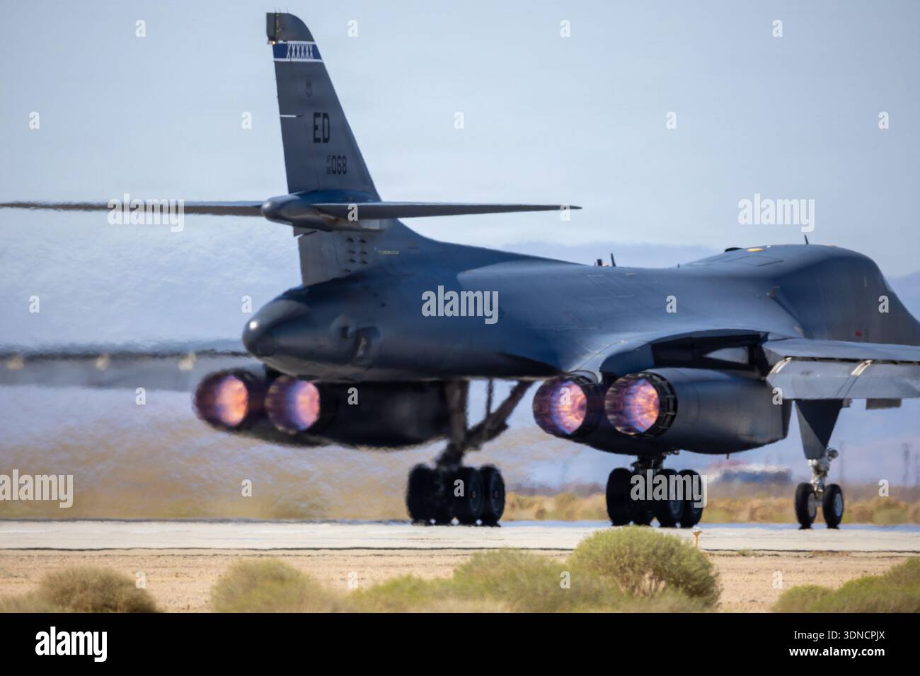 Un B-1B Lancer parte per una missione di prova presso la Edwards Air Force base, California, l'11 settembre 2025. Il bombardiere pesante supersonico multi-missione contin Foto Stock