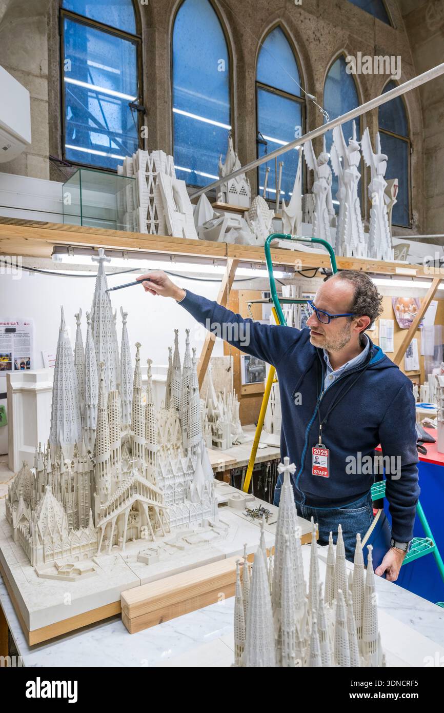 Spagna, Catalogna, Barcellona, quartiere Eixample, basilica della Sagrada Familia dell'architetto modernista catalano Antoni Gaudi, patrimonio dell'umanità dell'UNESCO, il laboratorio di modellismo, architetto e coordinatore del team di artisti e modellisti Jeronimo Buxareu Padros presenta i prossimi lavori da intraprendere su questo 25° modello Foto Stock