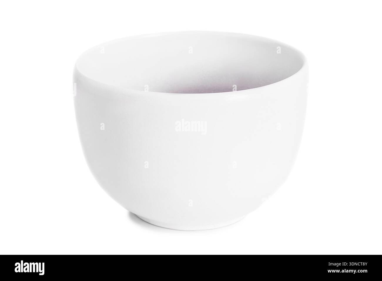 Svuotare il ciotola bianca in ceramica isolata su sfondo bianco Foto Stock
