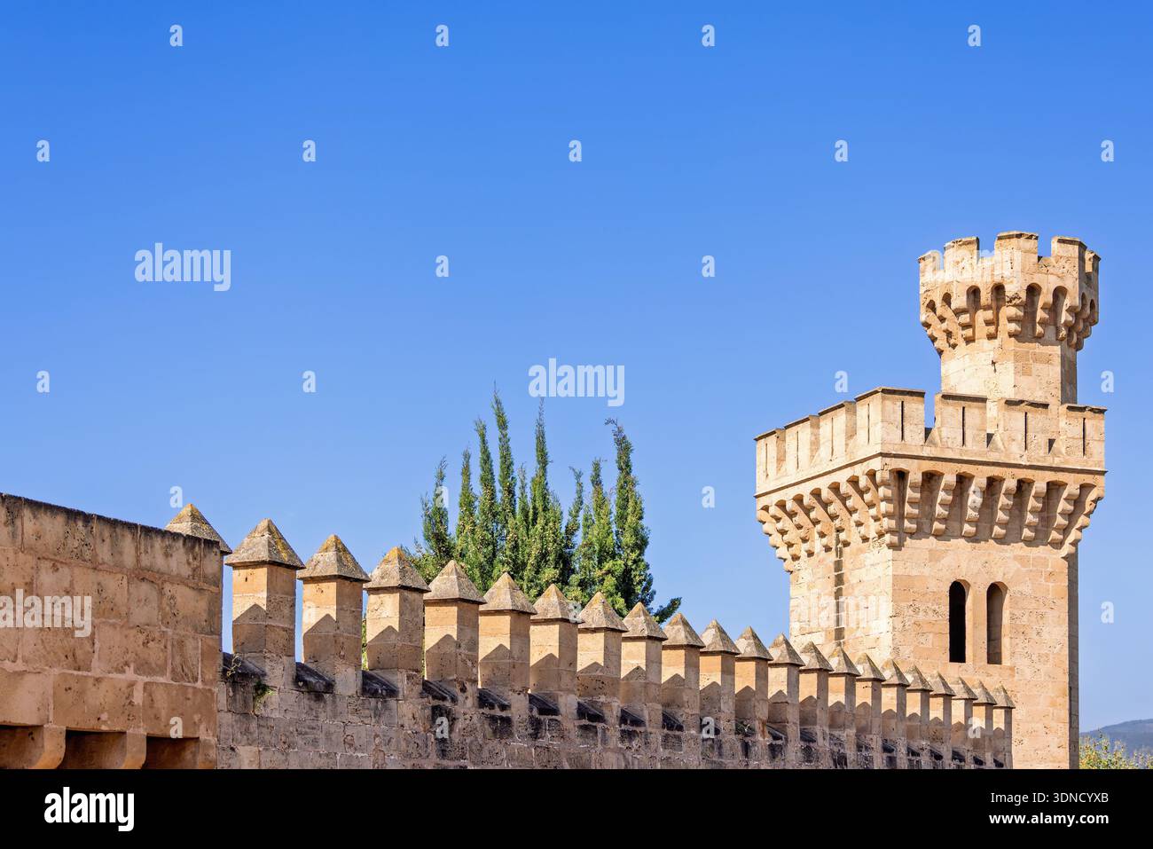 Mura fortificate con una torre su un palazzo a Palma di Maiorca Foto Stock