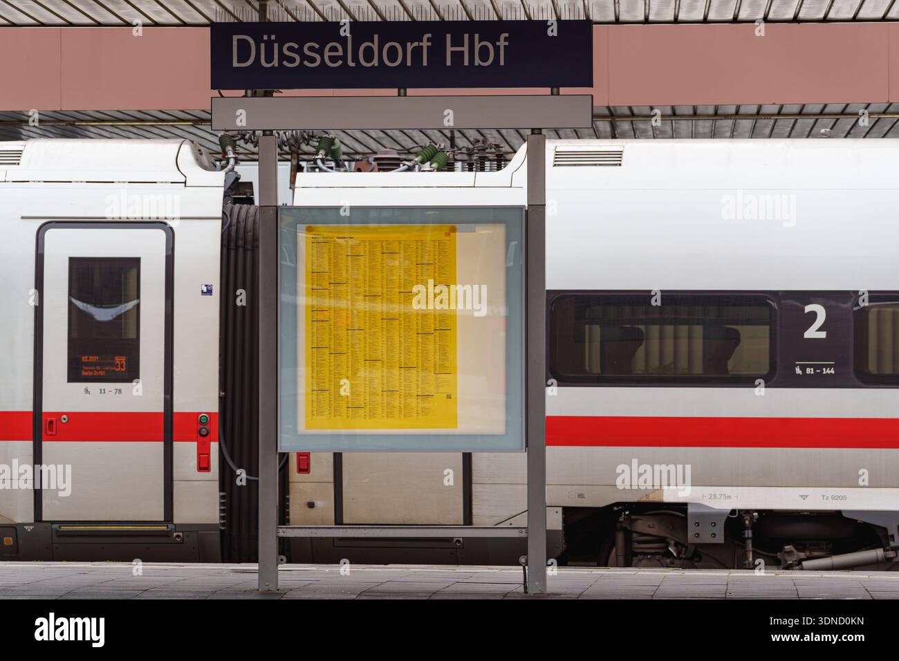 Treno espresso tedesco ad alta velocità ICE accanto a un orario al binario della stazione centrale di Düsseldorf Foto Stock