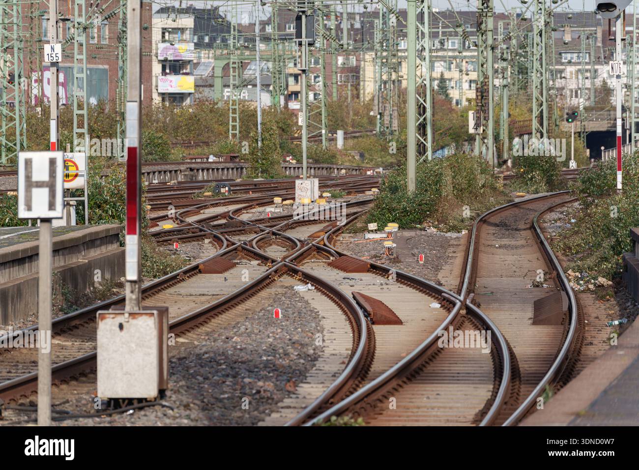 Binari di scambio vicino alla stazione ferroviaria principale di Dusseldorf che mostrano una complessa infrastruttura di giunzione Foto Stock
