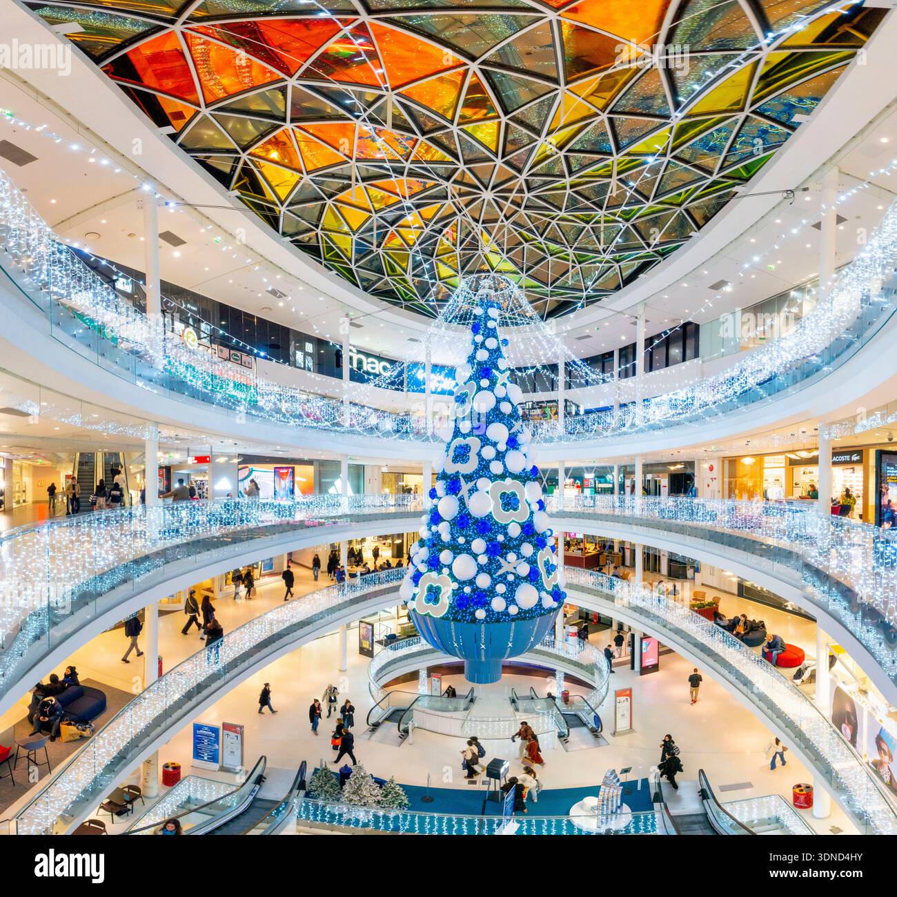 Francia, Parigi, l'albero di Natale al centro commerciale Beaugrenelle Foto Stock