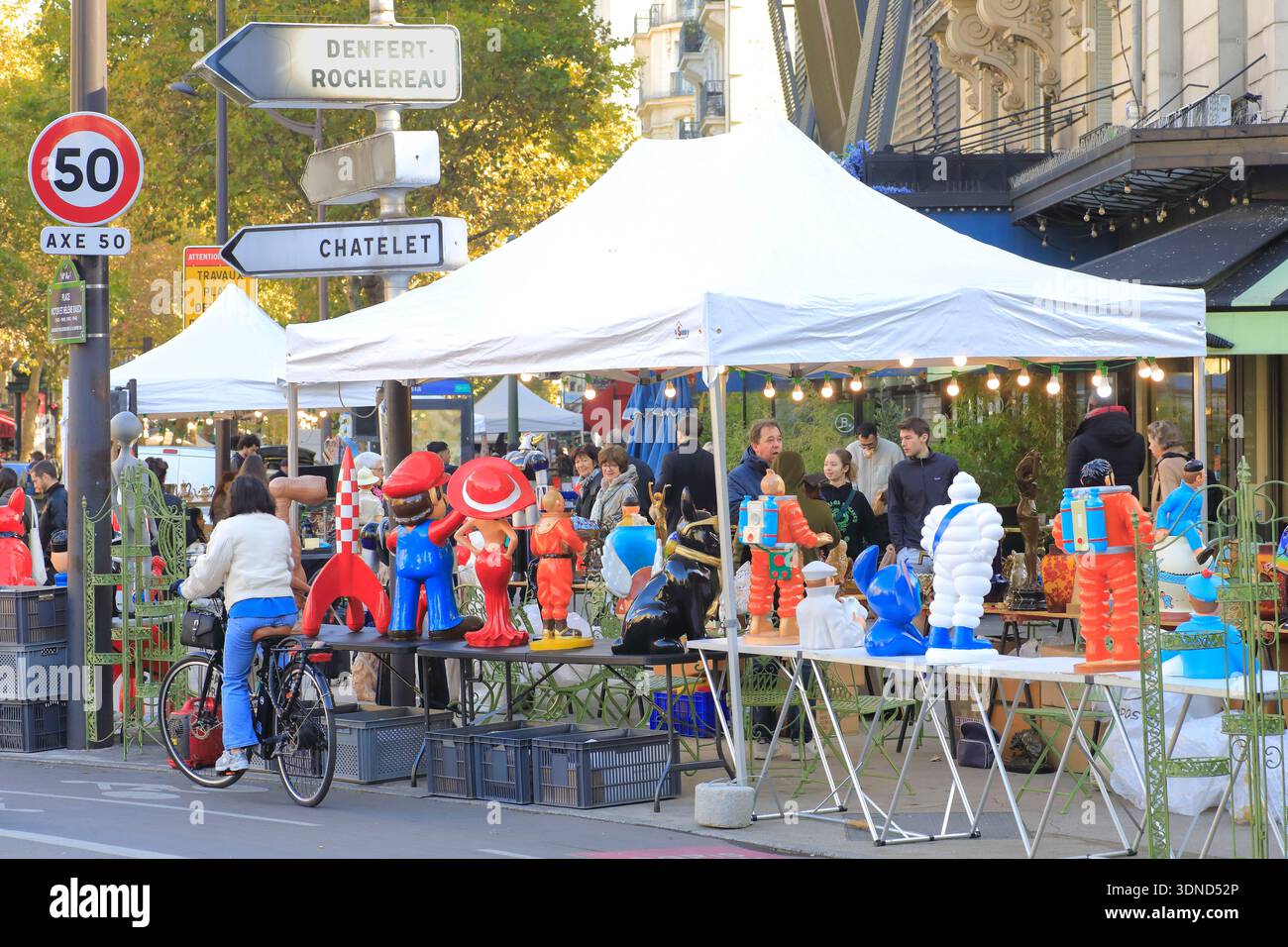 Francia, Parigi, quartiere Alésia, Avenue du Général Leclerc, mercato delle pulci Foto Stock