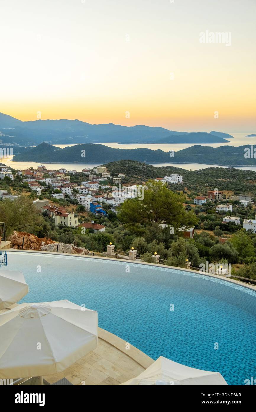 Turchia, regione mediterranea, Costa turchese, Licia, provincia di Antalya, piscina a sfioro sopra Kas Foto Stock