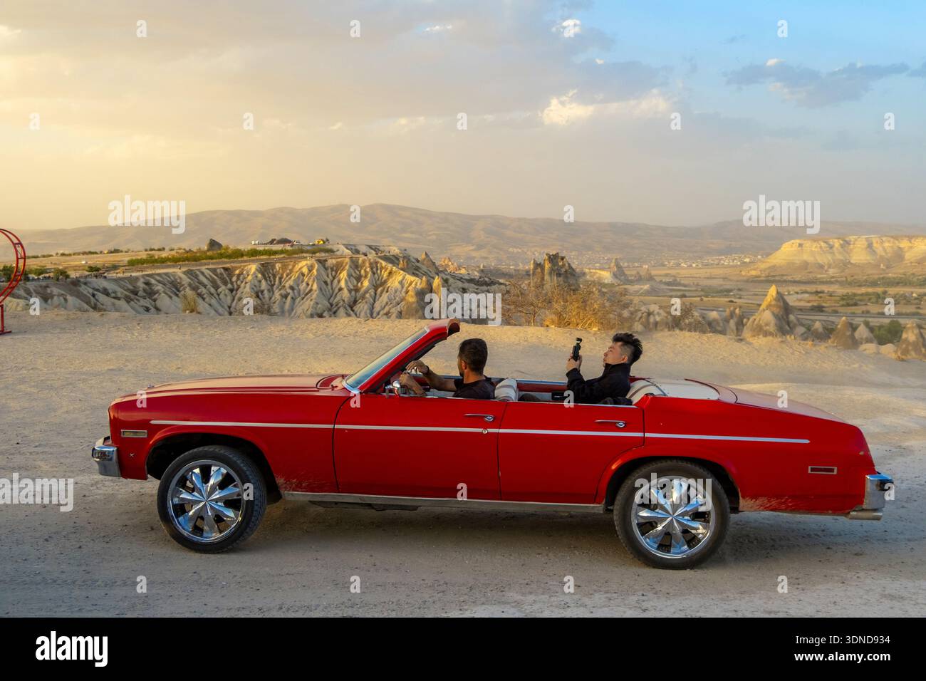 Turchia, Anatolia centrale, provincia di Nevsehir, Cappadocia, Goreme, il paesaggio del camino delle fate nella Love Valley, tour in una cabriolet d'epoca Foto Stock
