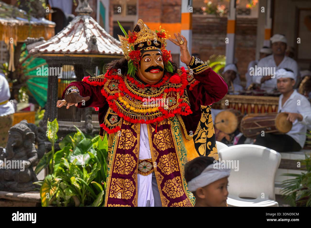 Indonesia, Bali, riunione di famiglia religiosa, ballerina Ramayana Foto Stock
