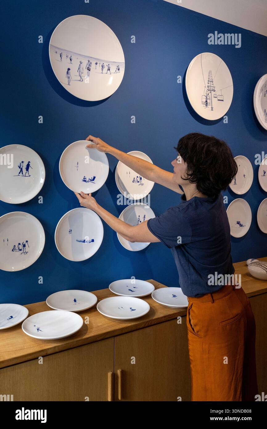 France, Nièvre, Nevers, Faiencerie Georges, graphic designer Carole Georges reinventa la terracotta con animali marini, cieli stellati ed escursionisti, rendendoli più contemporanei Foto Stock