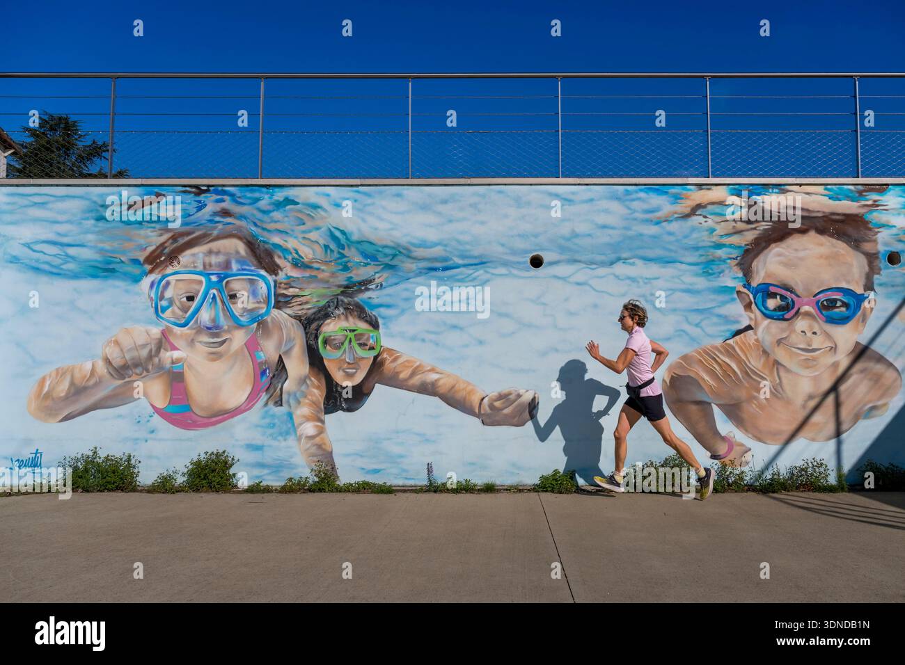 France, Nièvre, Nevers, la Jonction marina, l'affresco di Street art nella gloria della vecchia piscina all'aperto in una delle vecchie piscine create dall'artista Damien Tissier alias Keusty Foto Stock