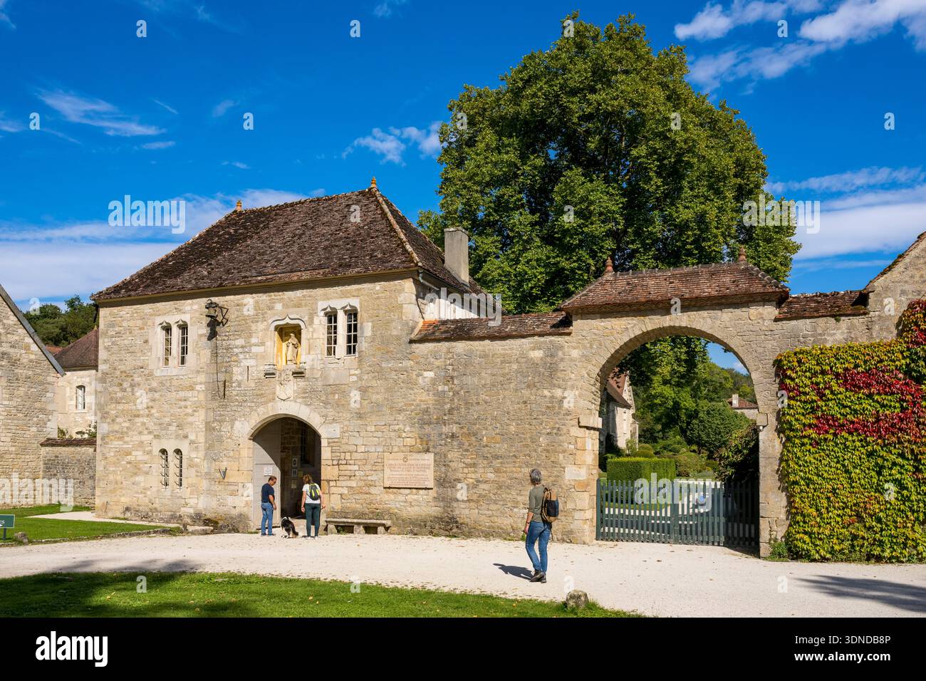 Francia, Cote d'Or, Marmagne, l'Abbazia cistercense di Fontenay, dichiarata Patrimonio dell'Umanità dall'UNESCO, il portineria, il cancello d'ingresso e l'alloggio del fratello facchino Foto Stock