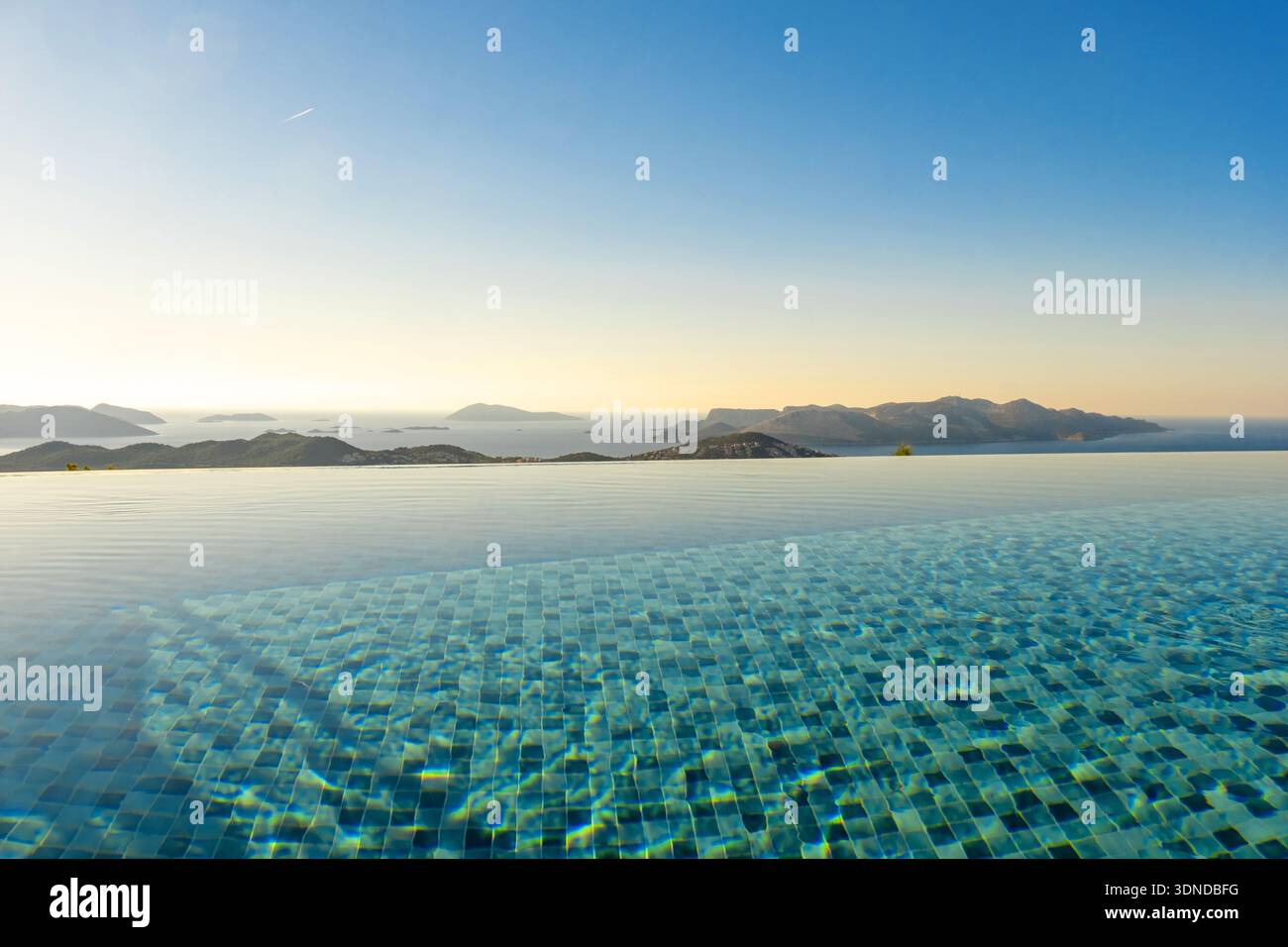 Turchia, regione mediterranea, Costa turchese, Licia, provincia di Antalya, piscina a sfioro sopra Kas Foto Stock