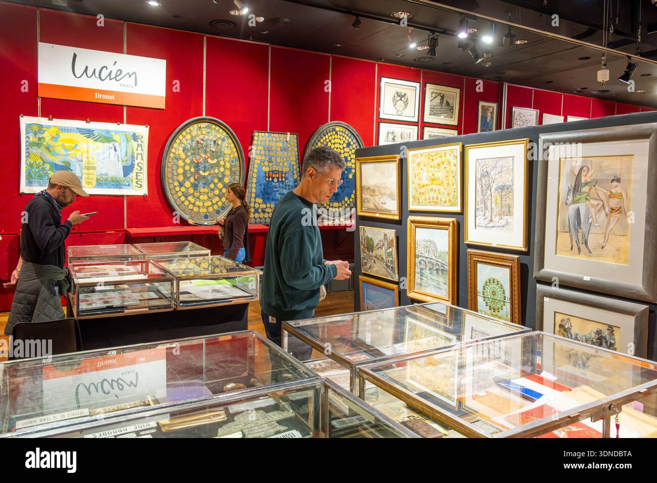 Francia, Parigi, la sala d'asta dell'Hotel Drouot, mostra di oggetti Lucien, prima dell'asta Foto Stock