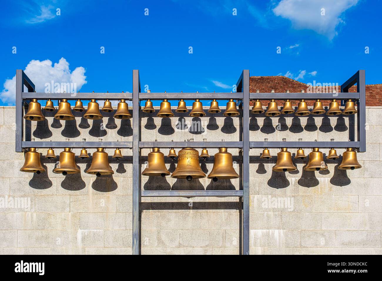 Romania, regione di Maramures, Baia Mare, Piazza della Cittadella (Piaţa Cetăţii) nel cuore del quartiere medievale, carillon intelligente con 37 campane controllate elettronicamente Foto Stock