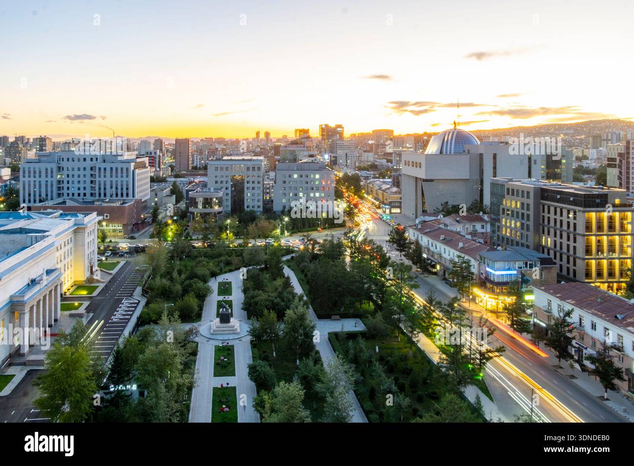 Mongolia, Ulan Bator, vista generale del centro della città e del Palazzo del governo (a sinistra) e del Museo Gengis Khan (a destra) Foto Stock