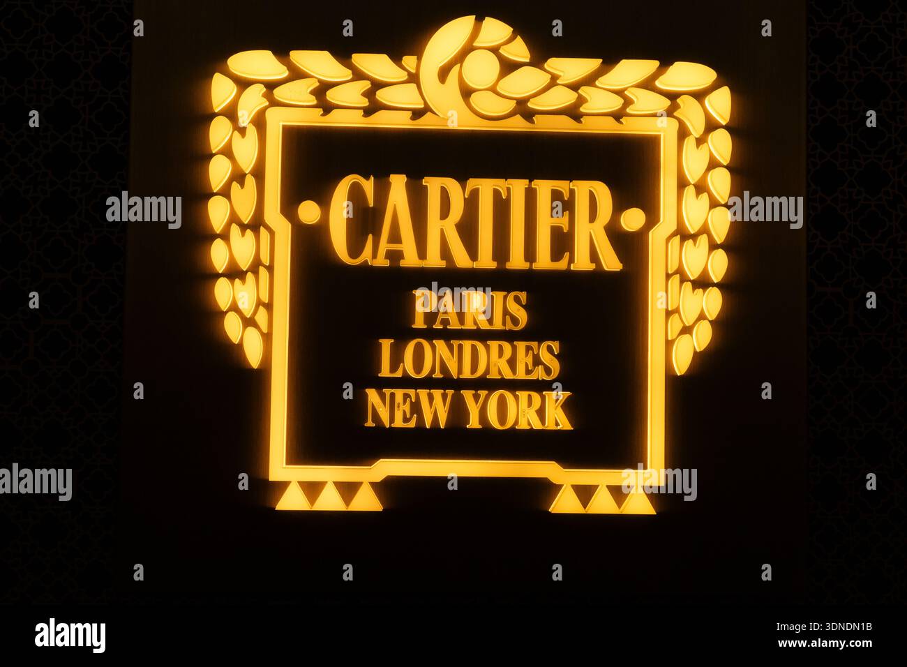 Singapore - 11 gennaio 2026: Il cartello di Cartier brilla a Singapore, mostrando il suo marchio e le principali città come Parigi, Londres e New Yor Foto Stock