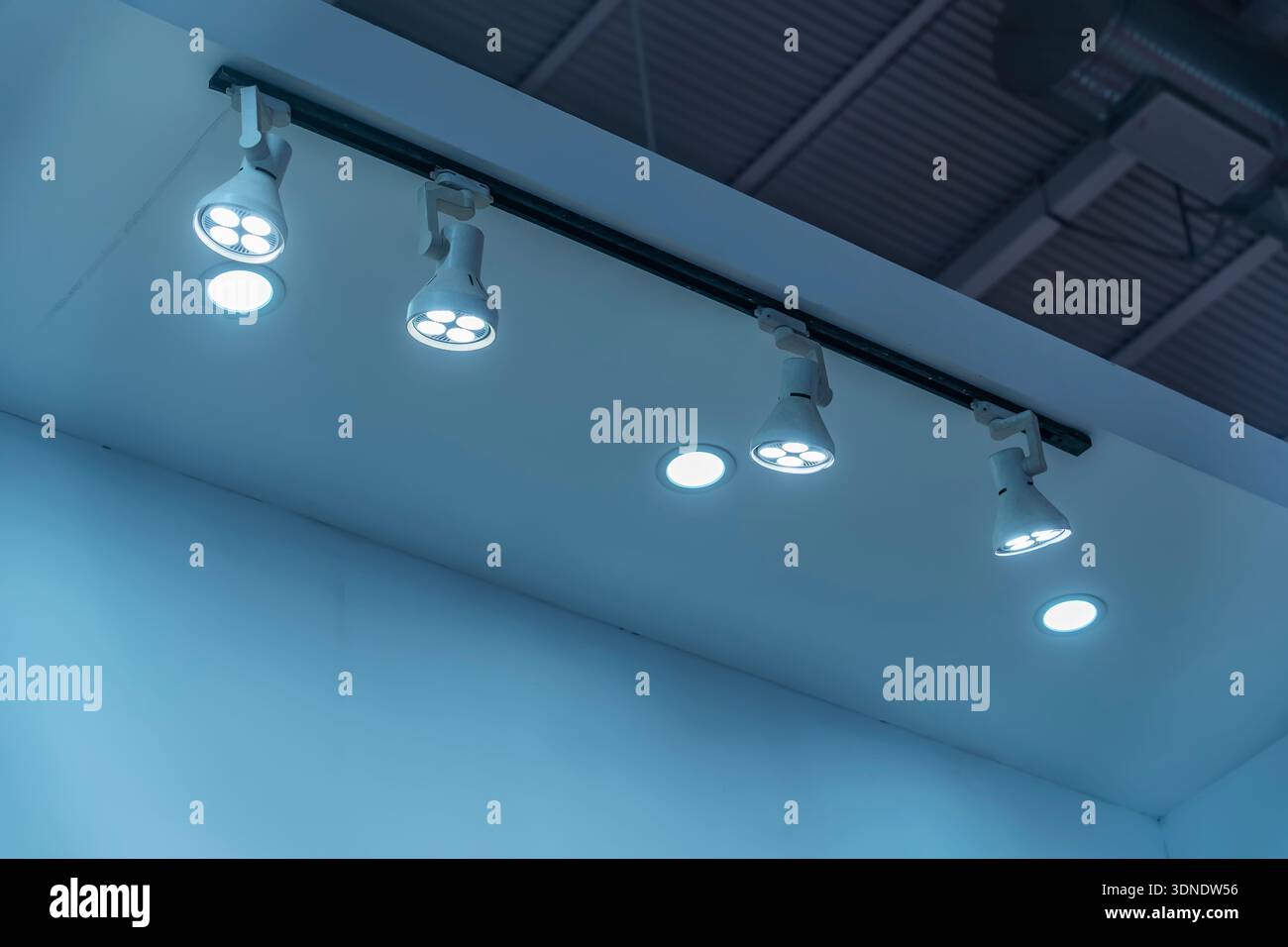 Luci a LED direzionali sulle guide sotto il soffitto Foto Stock