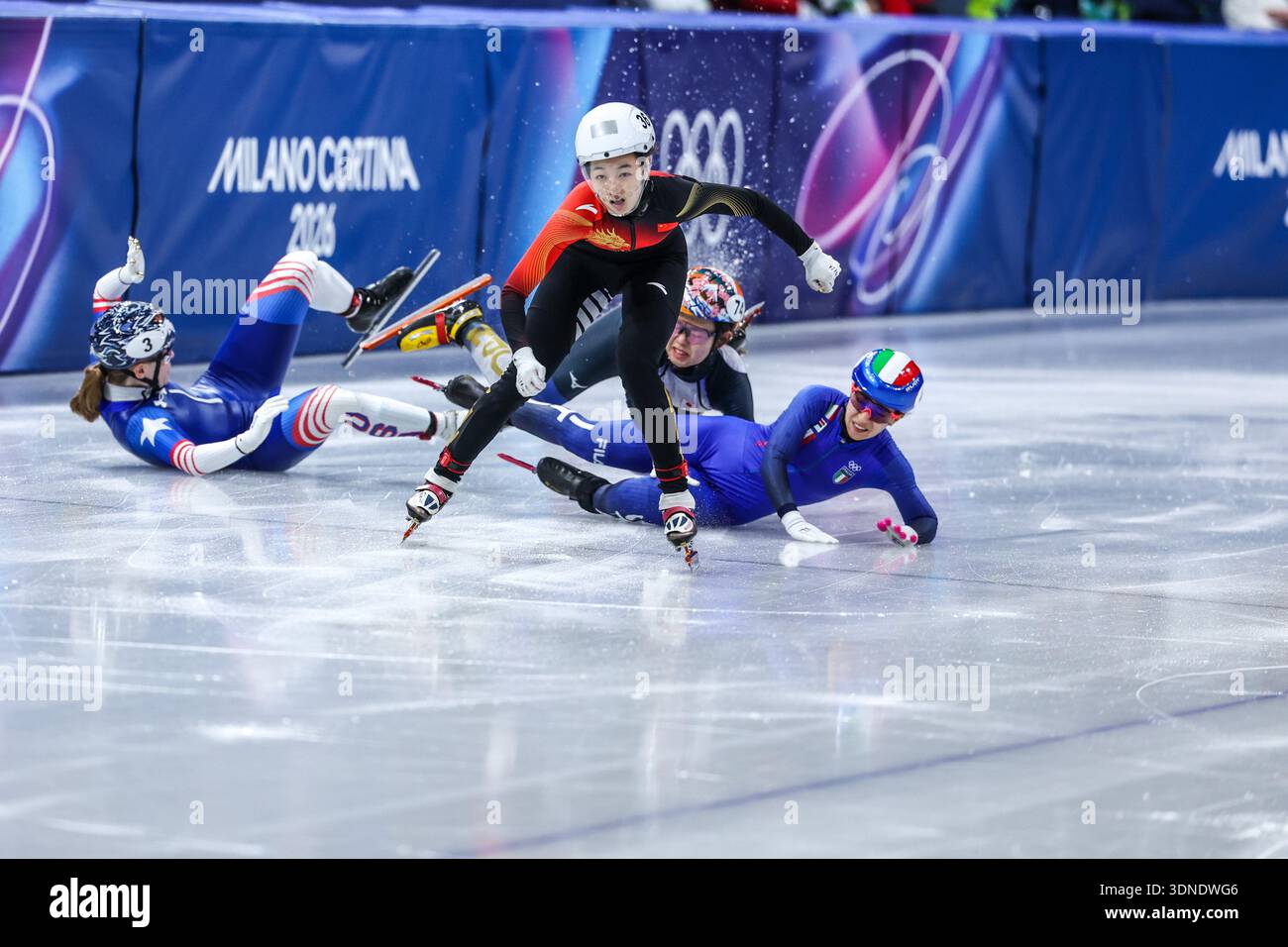 Arianna Sighel (ITA) durante i 500m Heats di Olympic Winter Milano-Cortina 2026 Shirt Track Speed Skating il 10 febbraio 2026 alla Milano Ice Skating Arena di Milano, Italia Foto Stock