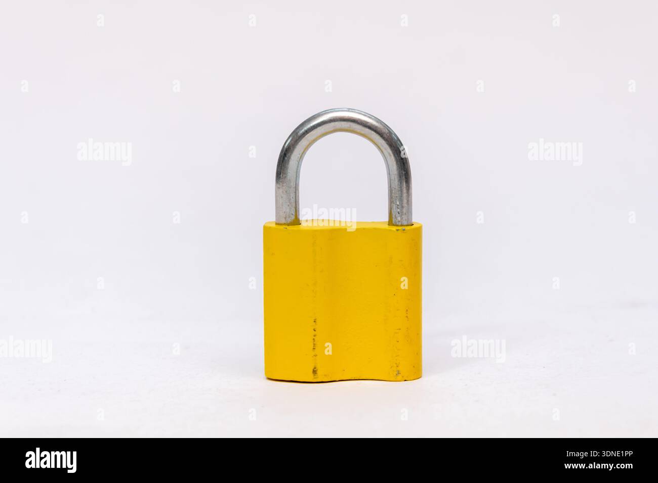 Lucchetto in metallo giallo su sfondo isolato chiaro Foto Stock