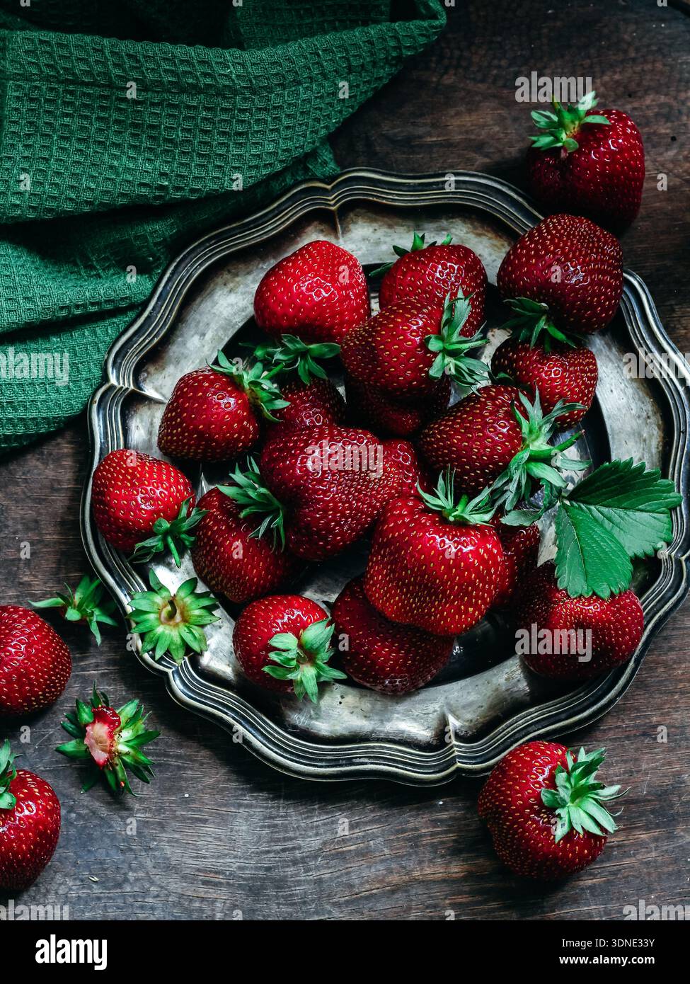 Fragole fresche di fattoria servite su un piatto rustico. Vista dall'alto verso il basso Foto Stock