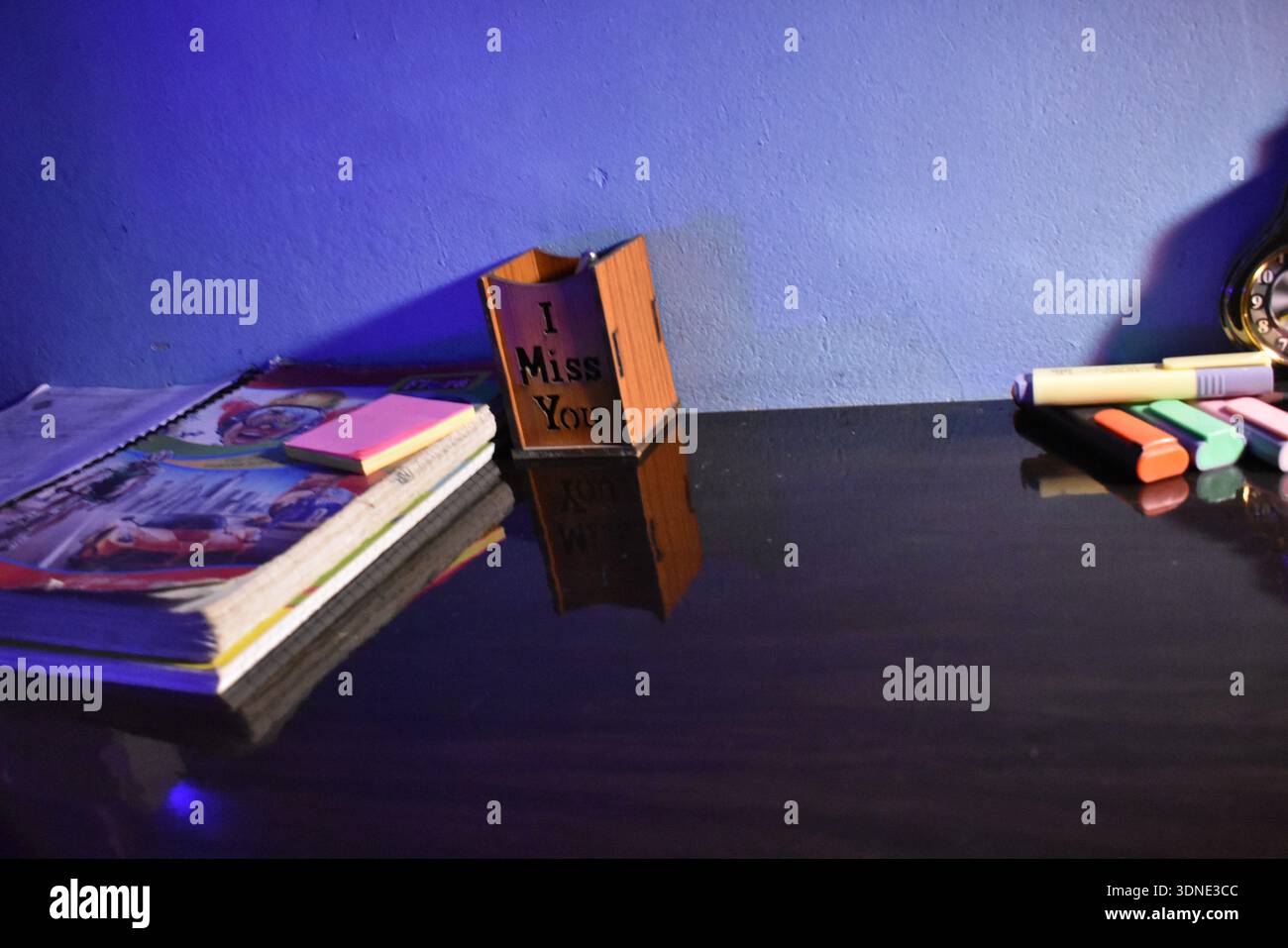 I libri sul tavolo con la scatola delle penne Foto Stock
