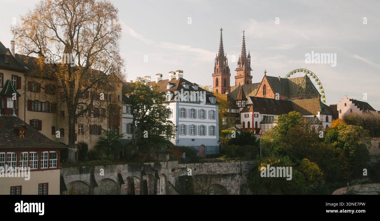 Vista sulla città vecchia di Basilea con Münster in autunno, Svizzera Foto Stock