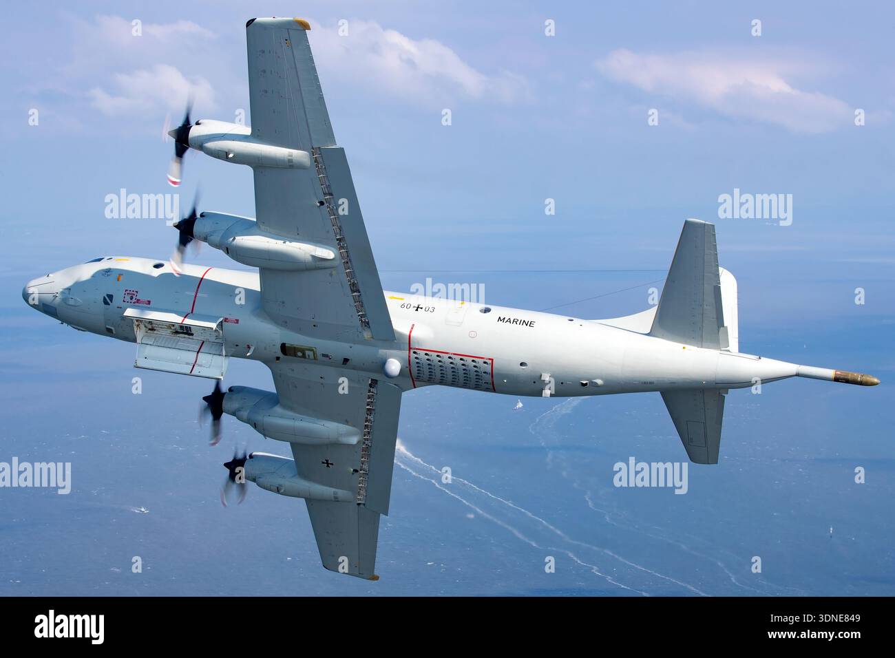 Un Lockheed P-3C Orion della Marina tedesca, immatricolazione 6003 e numero di serie 285E-5745, è mostrato da una vista aria-aria sotto il lato mentre si banchina con le porte interne del vano armi aperte. Gestito dalla Bundeswehr, il P-3C è un aereo di pattuglia marittimo utilizzato per la sorveglianza e la guerra antisommergibile. È alimentato da quattro motori turboelica Allison T56-A-14 e dispone di un vano interno progettato per trasportare i magazzini navali durante le missioni operative e di addestramento. Foto Stock
