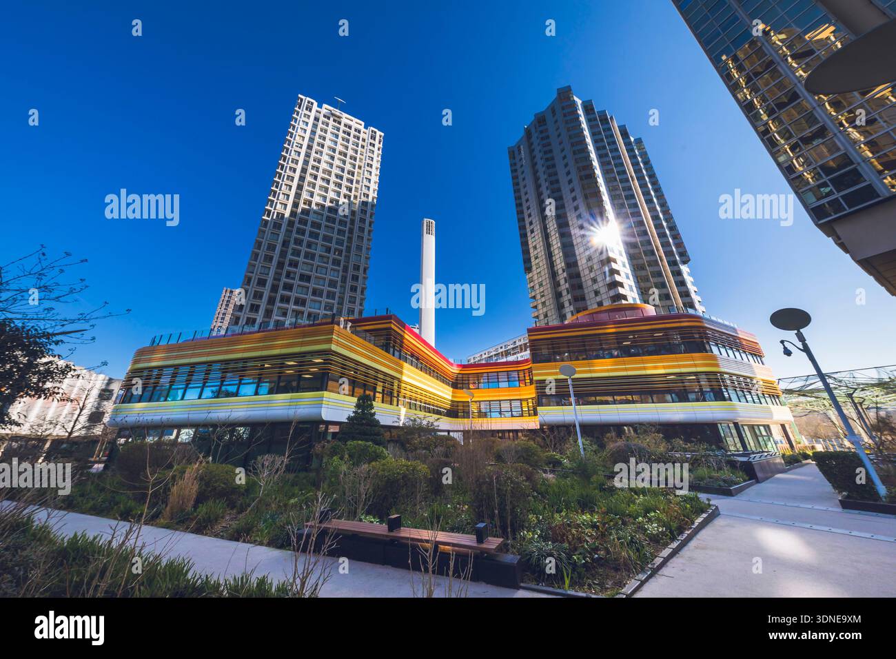 Francia, Ile-de-France, Parigi, 15° arrondissement. Distretto di Beaugrenelle. Edificio Mercure 3, sulla lastra Beaugrenelle. Ipag Business School Foto Stock