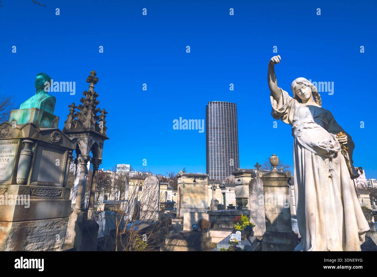Francia, Île-de-France, Parigi, 14° arrondissement. Torre di Montparnasse, Cimitero di Montparnasse Foto Stock