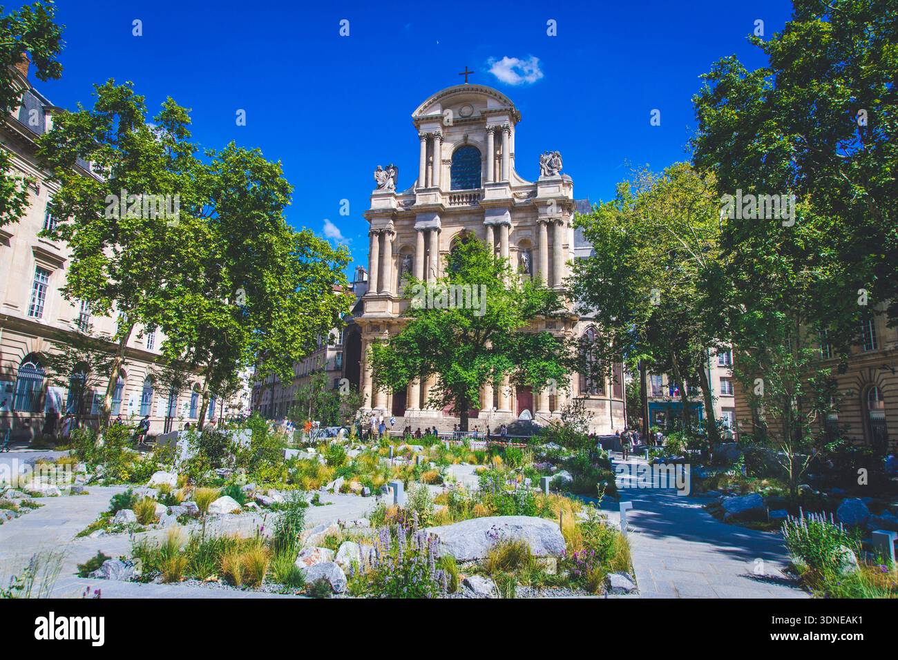 Francia, Ile-de-France, Parigi. Place Saint-Gervais, chiesa, Saint-Gervais. Giardino commemorativo in omaggio alle vittime del 13 novembre Foto Stock
