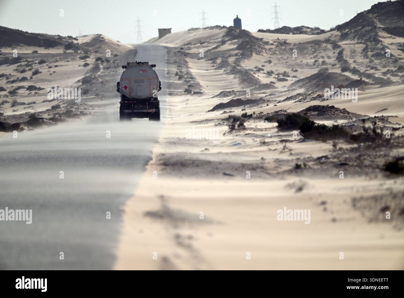 A nord di Nouadhibou, in Mauritania, un camion sta guidando attraverso un forte vento di sabbia, che ha eretto l'Harmattan. Foto Stock