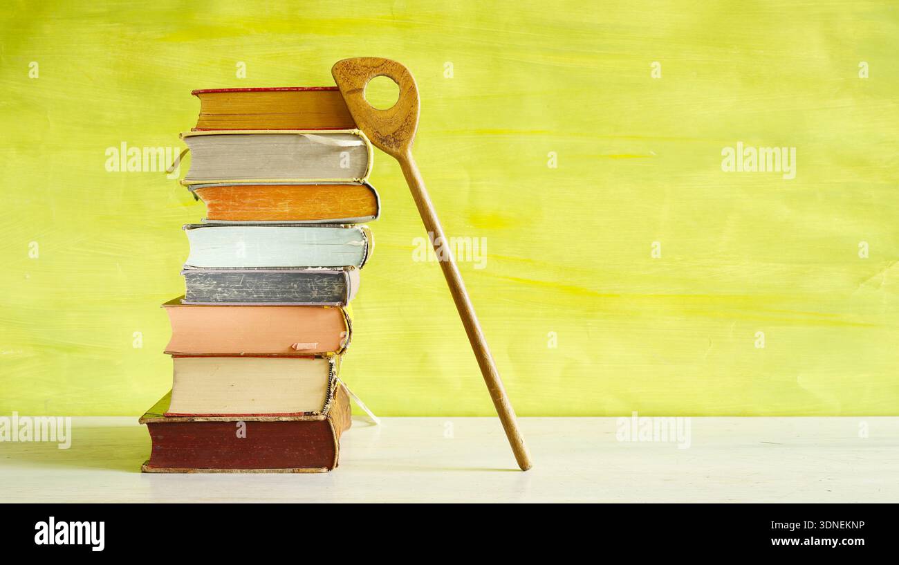 Libri di cucina con cucchiaio di legno, cucina, cibo e bevande, concetto culinario, spazio copia gratuito. Foto Stock