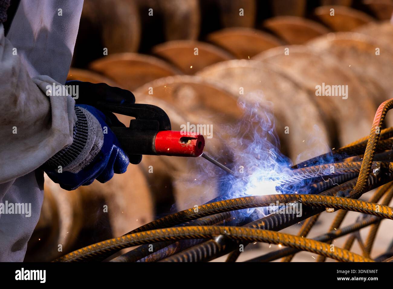 Saldatura su una struttura in ferro Foto Stock