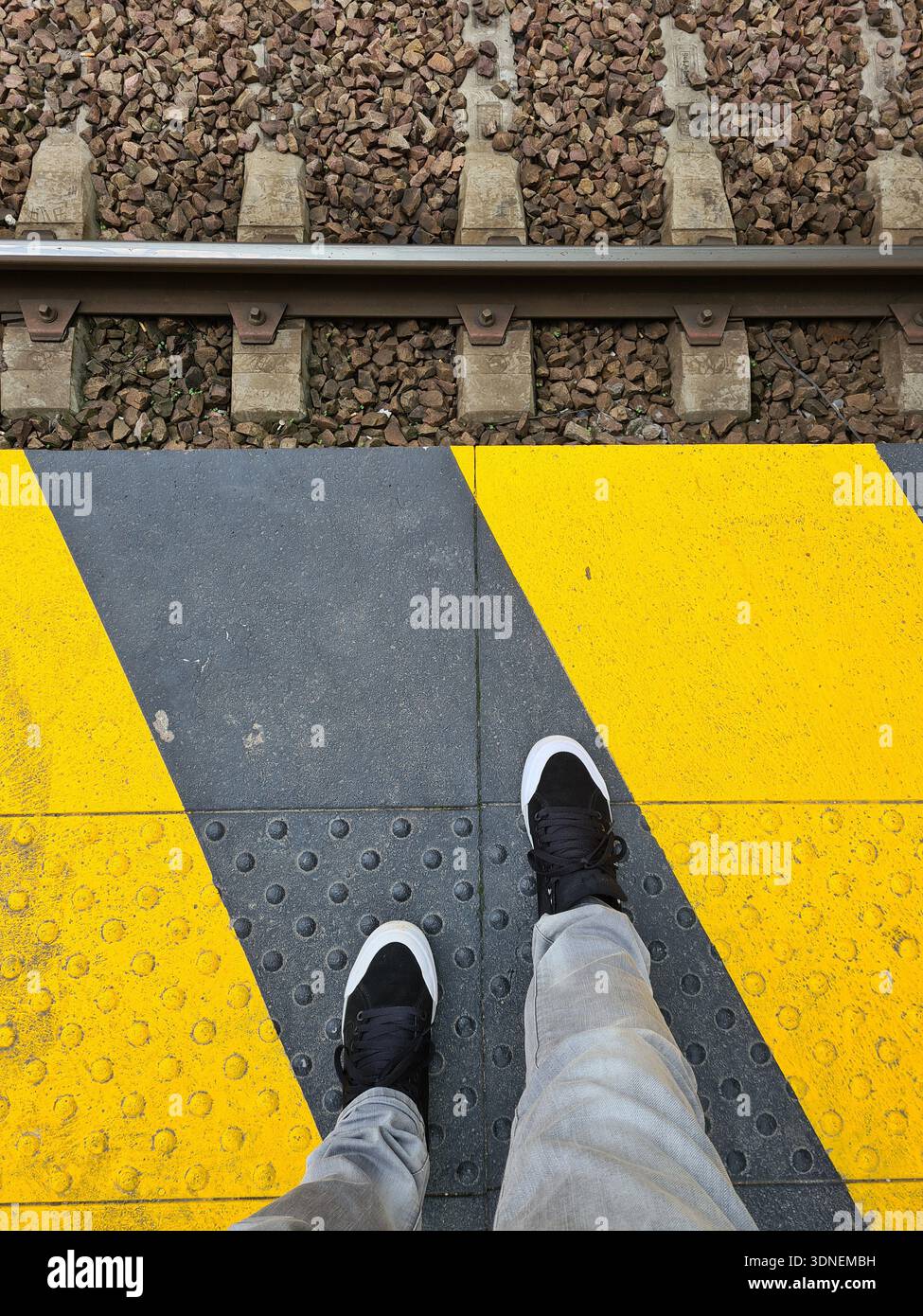 Sul bordo di una piattaforma della stazione Foto Stock