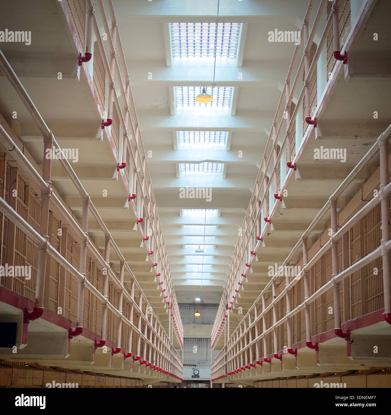 Una vista interna simmetrica della cellhouse principale del Penitenziario Federale di Alcatraz sull'isola di Alcatraz a San Francisco, California Foto Stock