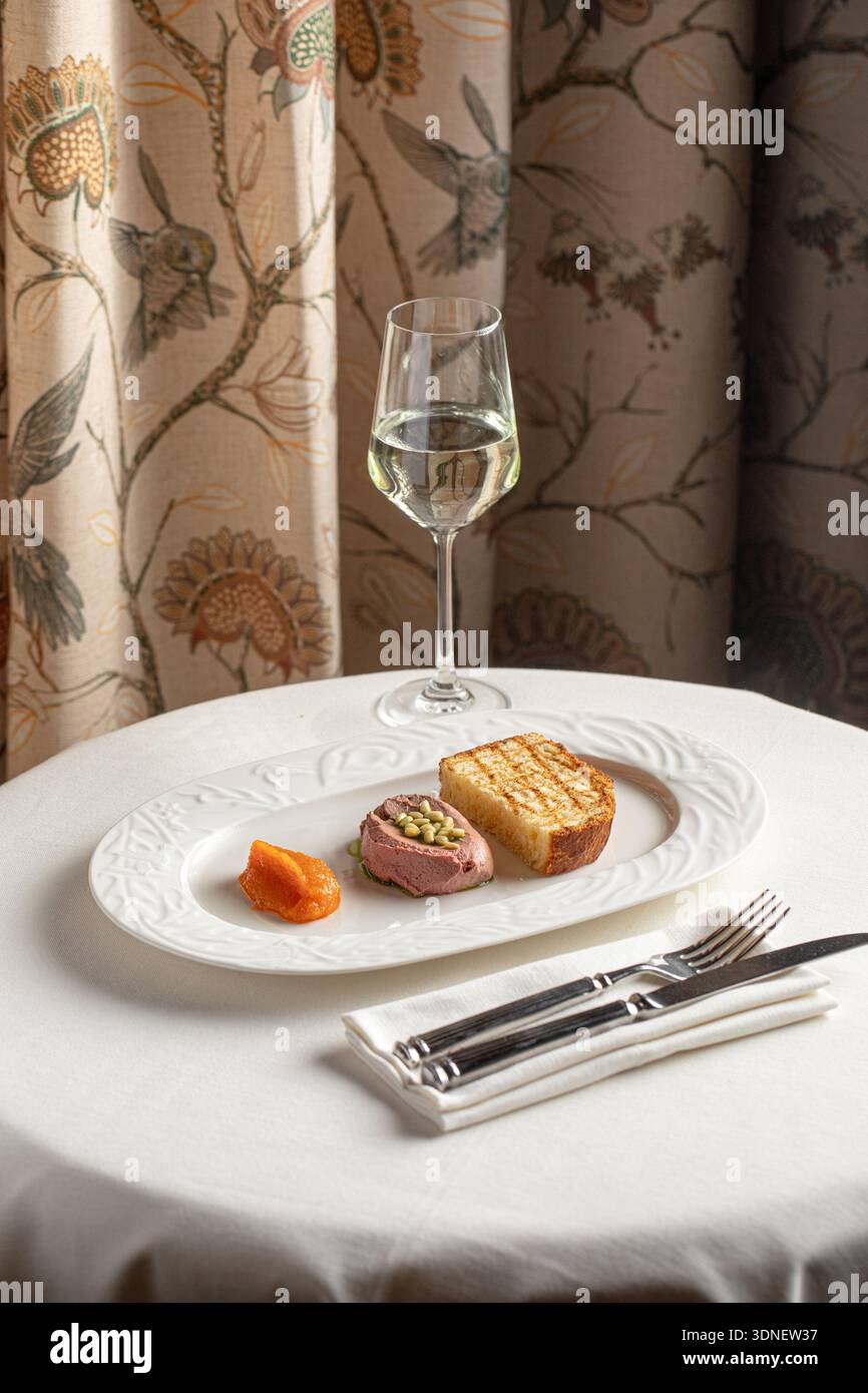 Antipasto al fegato con pane tostato e guarnire Foto Stock