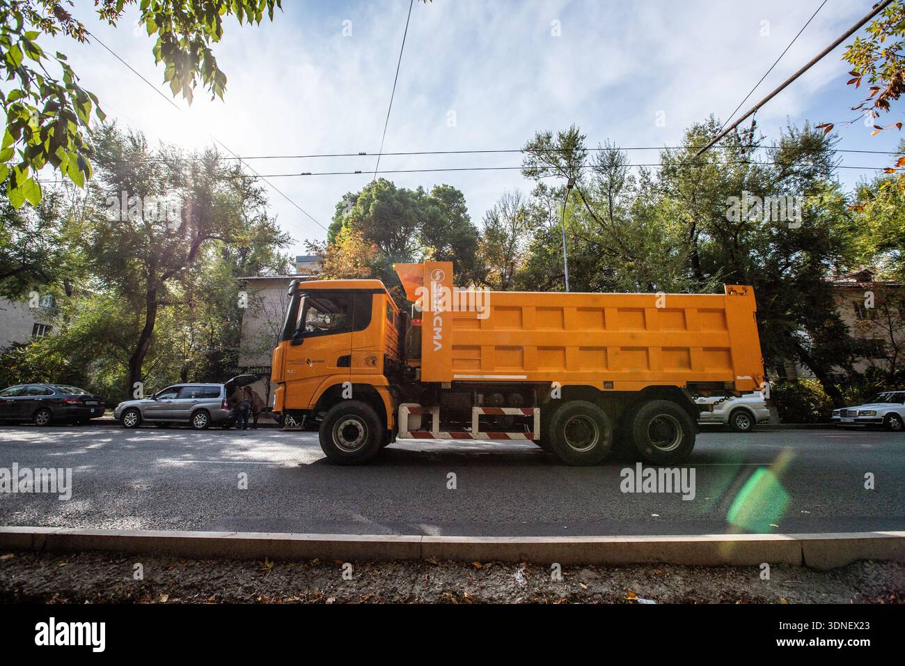 Grande camion Shacman giallo per strada Foto Stock