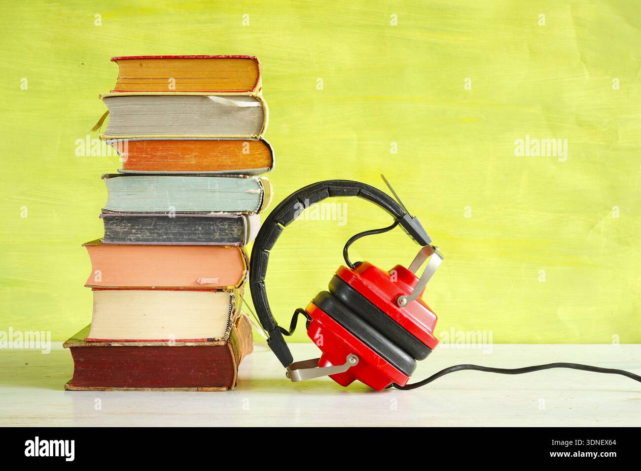 pila di libri e fosforo vintage su sfondo verde. Audiolibro, podcasting, concetto educativo, spazio di copia gratuito Foto Stock