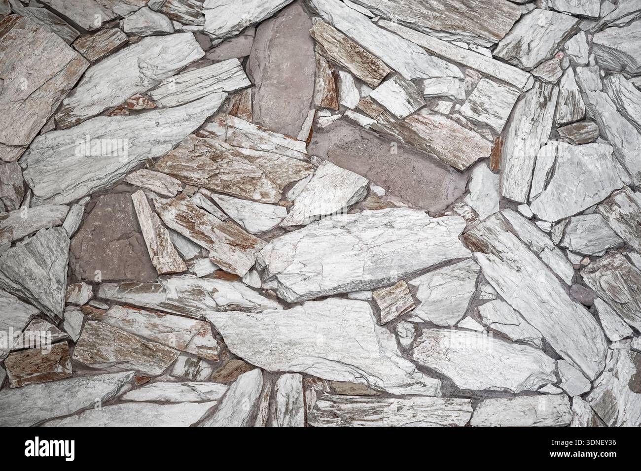Sfondo astratto texture ruvida. Motivo naturale di fondo in pietra lucida, superficie di un muro in pietra. Primo piano di texture astratta per gli exteri Foto Stock