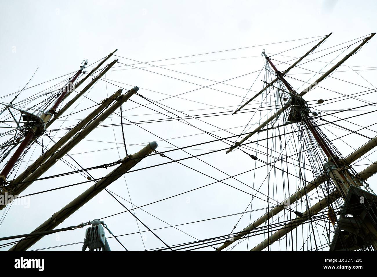 Intricato allestimento di una nave alta contro un cielo coperto Foto Stock