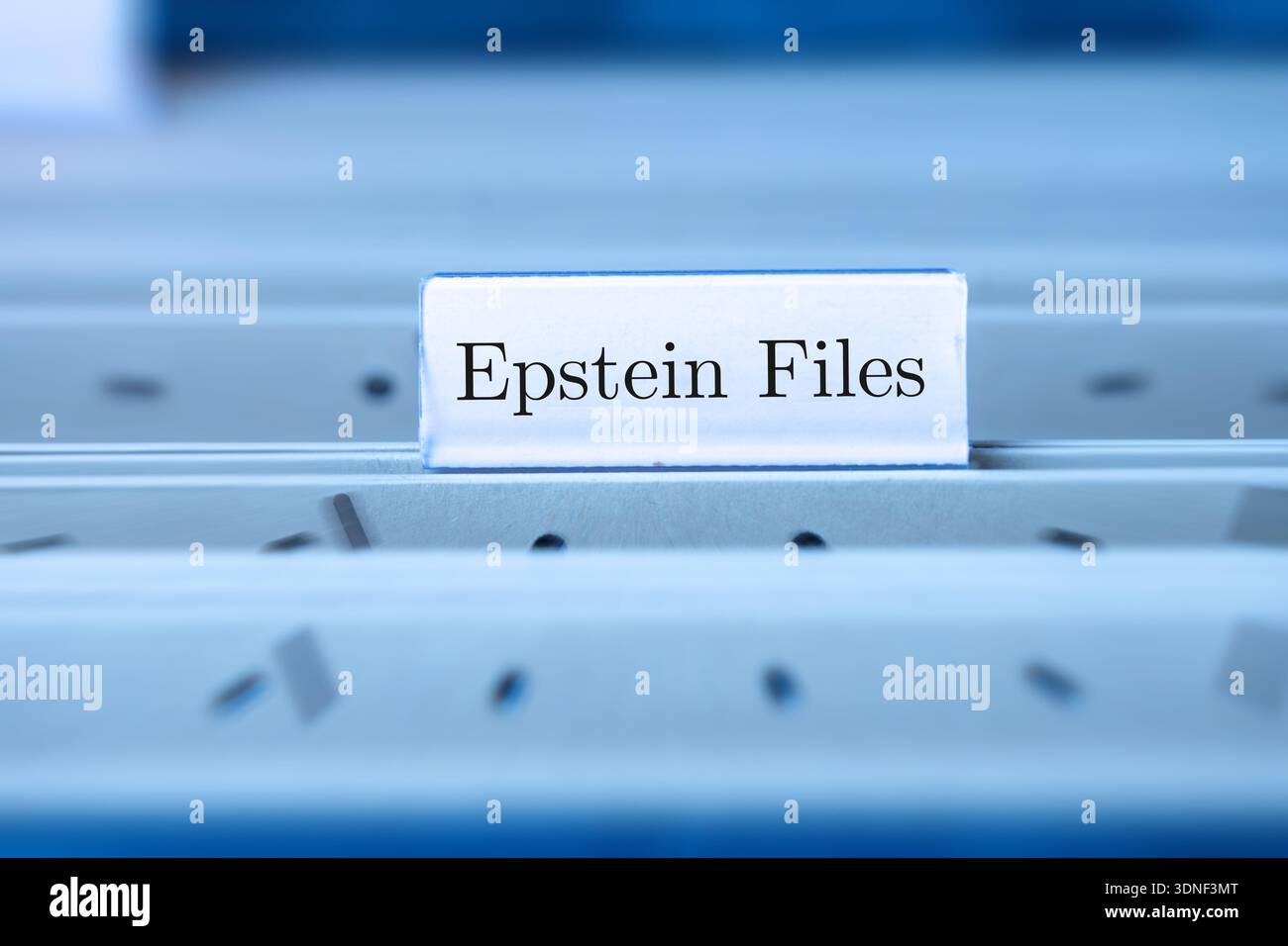 (Montaggio foto) firmare con la parola FILE EPSTEIN in una cartella di file appesi Foto Stock