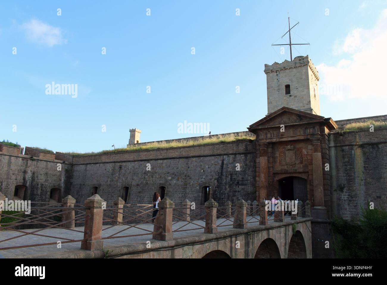 Castello di Montjuic su una collina, che mostra l'architettura militare storica e le vedute costiere della città, scattato nel luglio 2024. Foto Stock