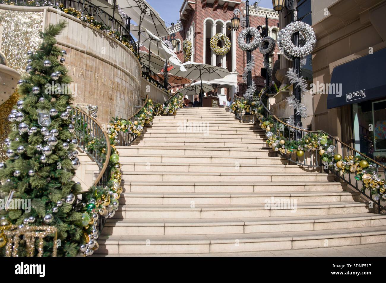 Scale della città decorate con ghirlande natalizie e ghirlande natalizie Foto Stock