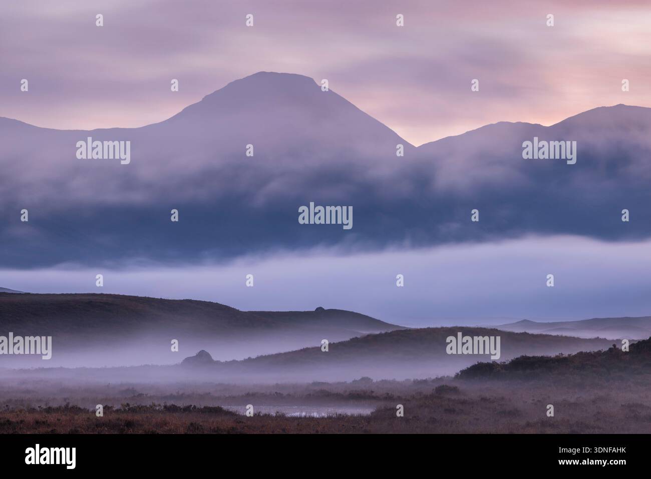 La nebbia avvolge Rannoch Moor e la catena montuosa del Black Mount oltre, Highlands, Scozia. Autunno (ottobre) 2025. Foto Stock