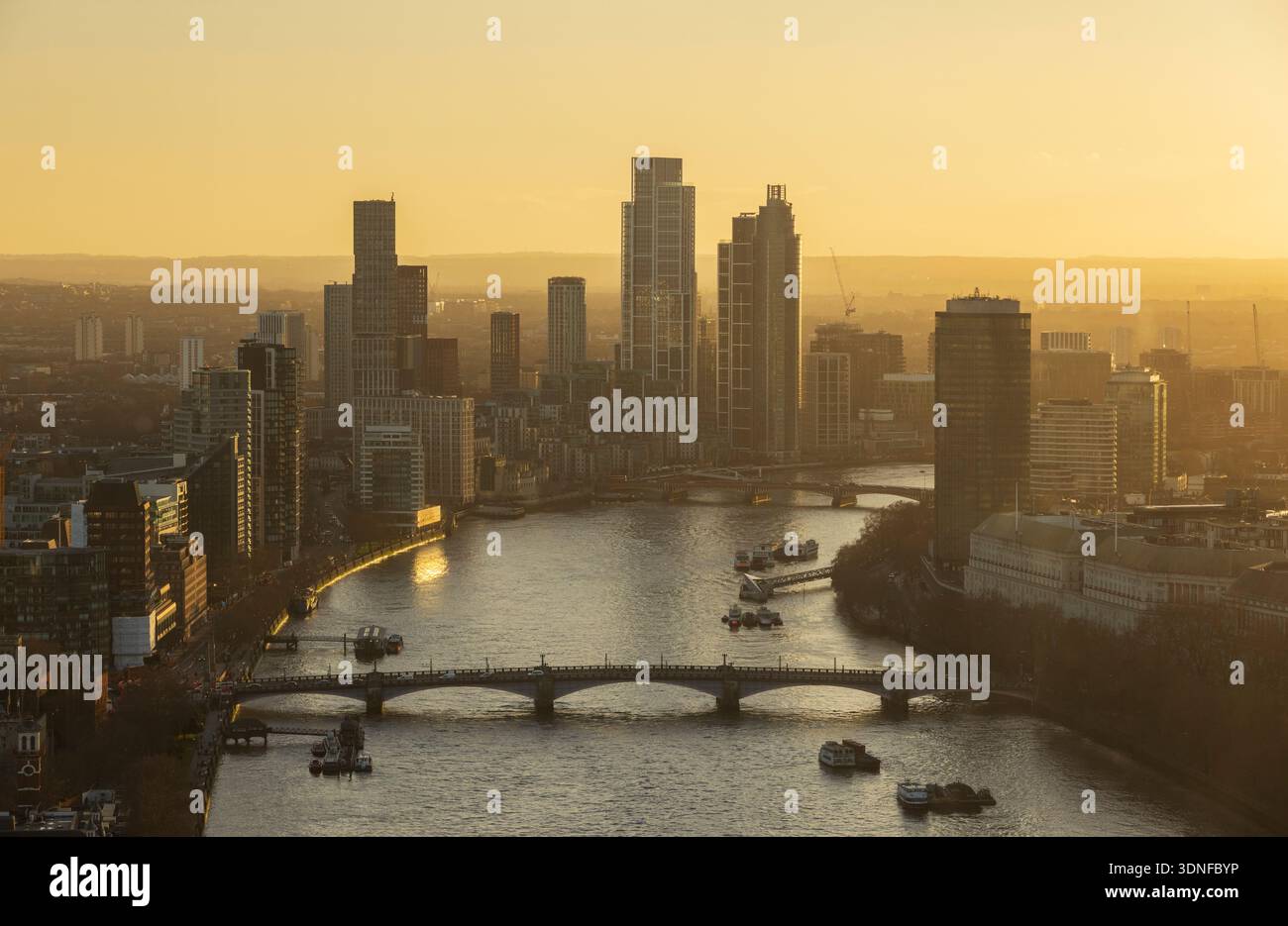 Lambeth Bridge, il Tamigi e lo skyline del grattacielo di Londra al tramonto, Londra, Regno Unito. Inverno (dicembre) 2025. Foto Stock