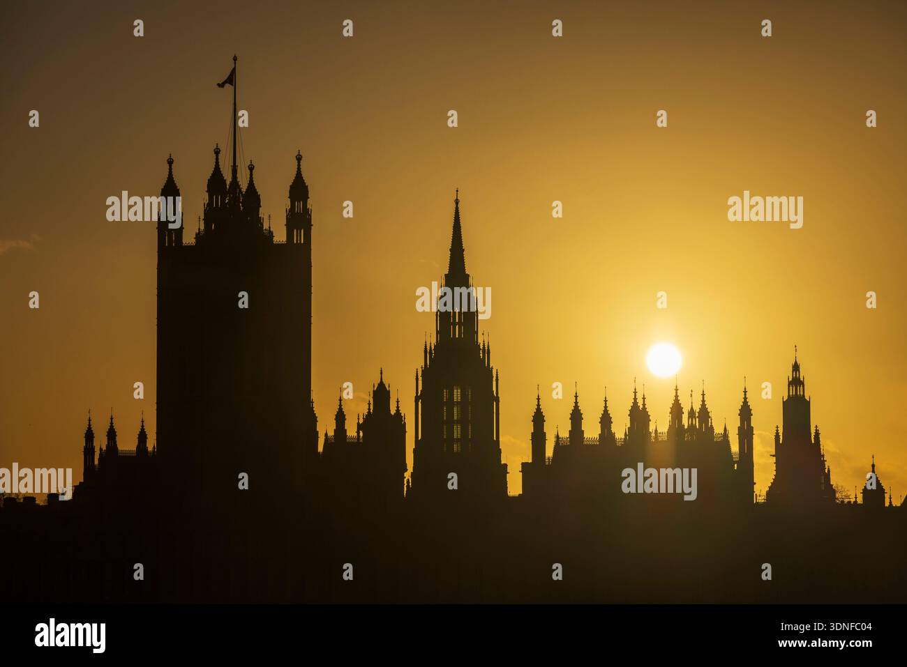 Tramonto sulla Victoria Tower e sulla Central Tower presso le Houses of Parliament, fotografato dal London Eye, Londra, Regno Unito. Inverno (dicembre) 2025 Foto Stock
