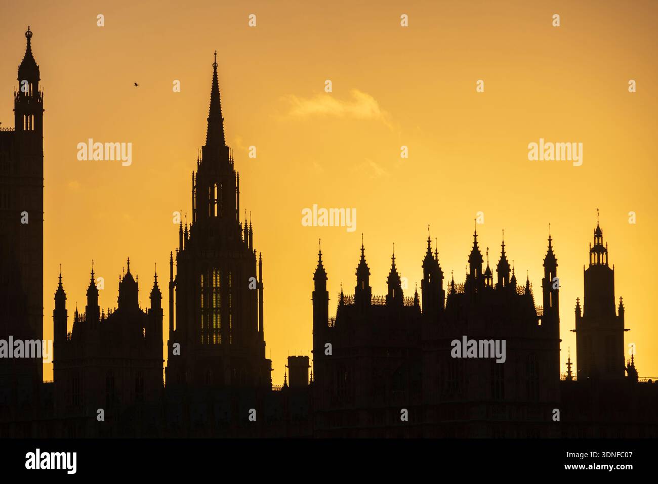 Tramonto sulla Torre centrale presso il Parlamento, Londra, Regno Unito. Inverno (dicembre) 2025 Foto Stock