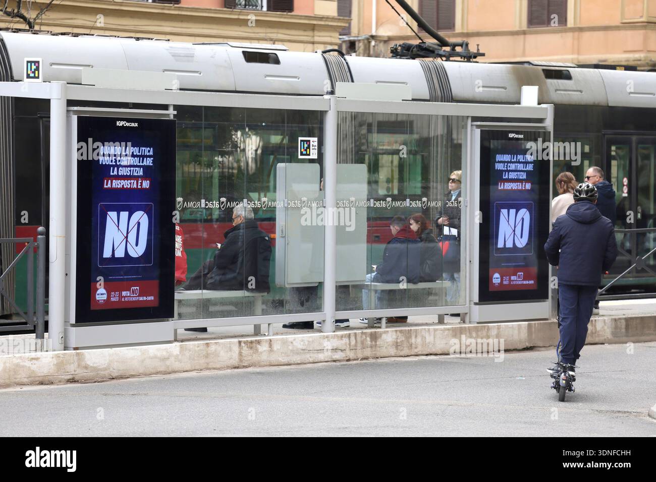 Roma, Italia. 10 febbraio 2026. Via Marmorata Propaganda per il referendum sulla giustizia - Roma-Italia -Martedì10 febbraio 2026 - Cronaca - (foto di Cecilia Fabiano/ crediti: LaPresse/Alamy Live News Foto Stock